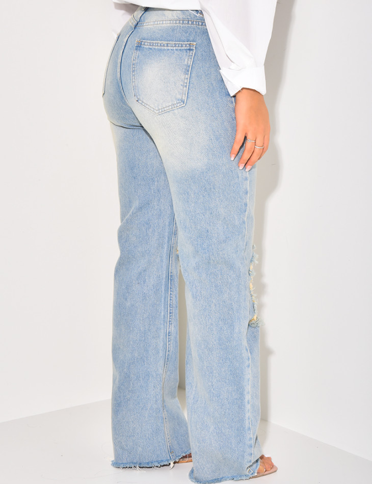 Zerstörte Jeans mit weitem Schnitt