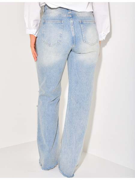 Zerstörte Jeans mit weitem Schnitt