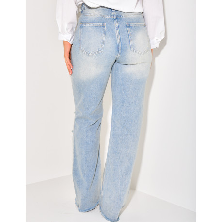 Zerstörte Jeans mit weitem Schnitt