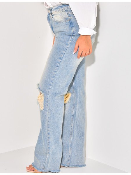 Zerstörte Jeans mit weitem Schnitt
