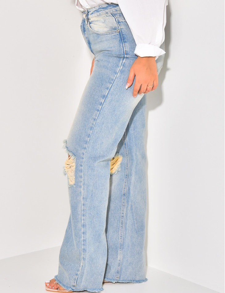 Zerstörte Jeans mit weitem Schnitt