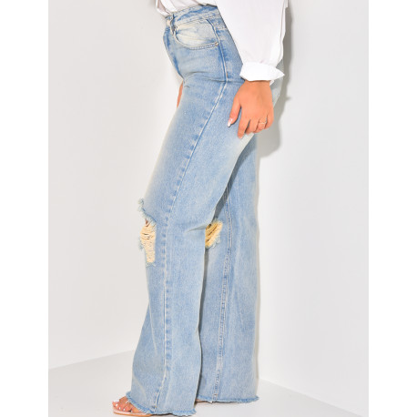 Zerstörte Jeans mit weitem Schnitt