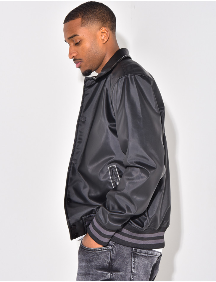 Veste en similicuir avec un visage dans le dos