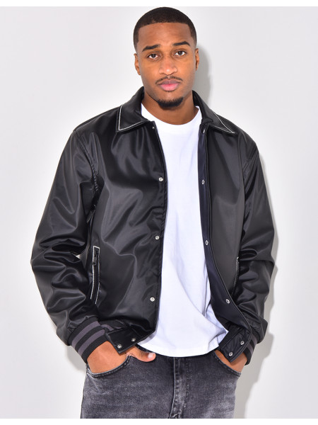 Veste en similicuir avec un visage dans le dos