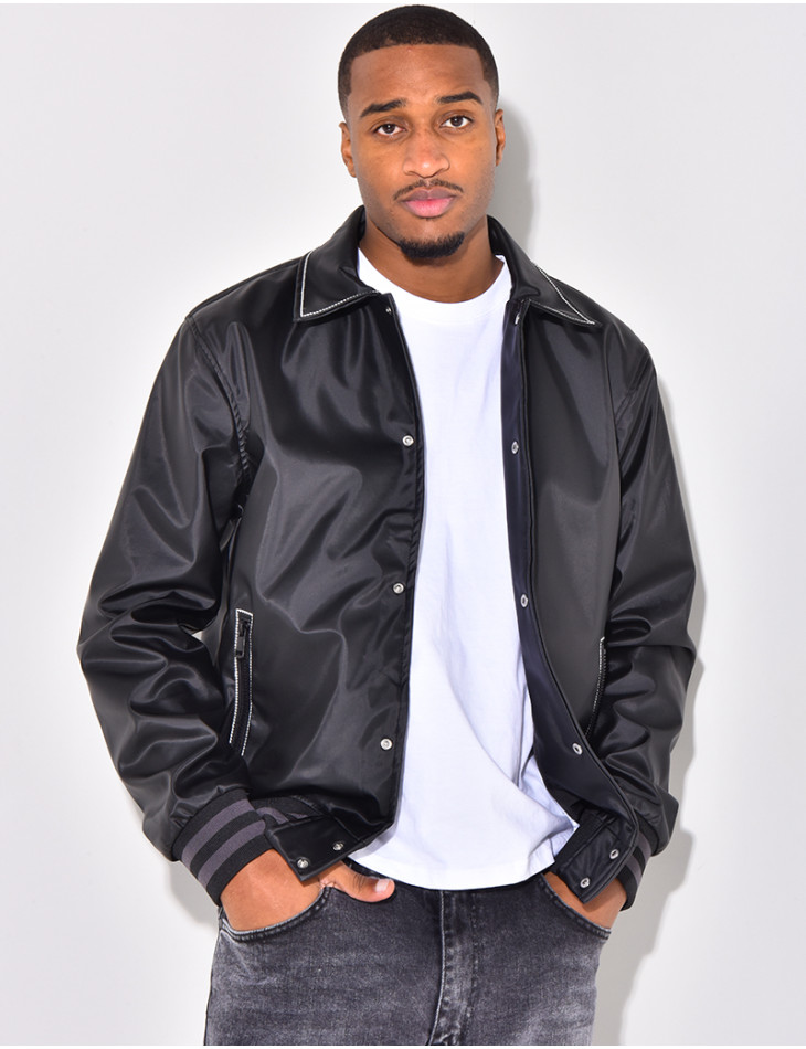 Veste en similicuir avec un visage dans le dos