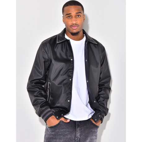 Veste en similicuir avec un visage dans le dos