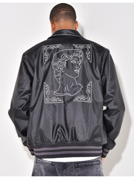 Veste en similicuir avec un visage dans le dos