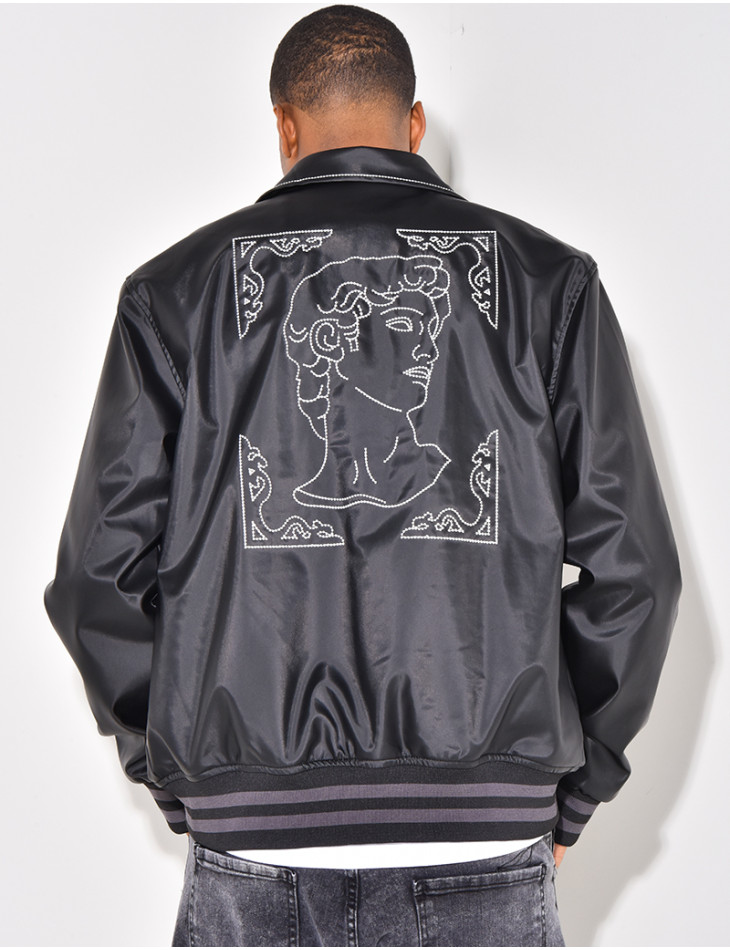 Veste en similicuir avec un visage dans le dos