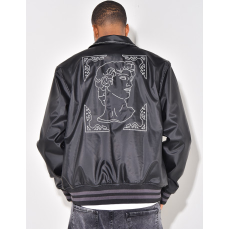 Veste en similicuir avec un visage dans le dos