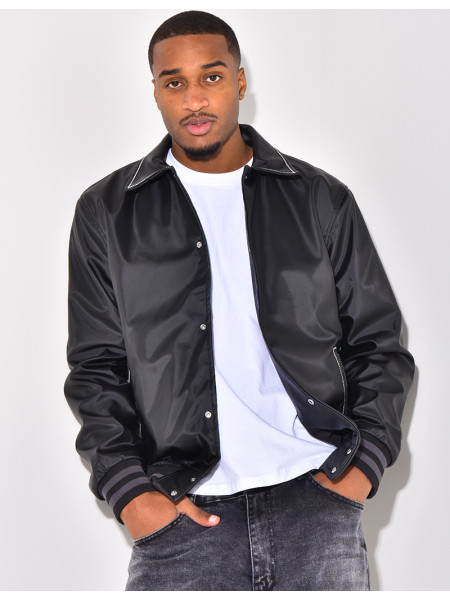 Veste en similicuir avec un visage dans le dos