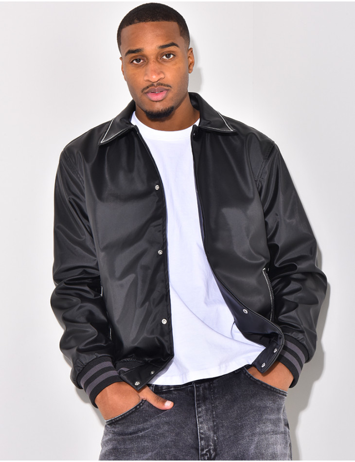 Veste en similicuir avec un visage dans le dos