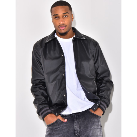 Veste en similicuir avec un visage dans le dos