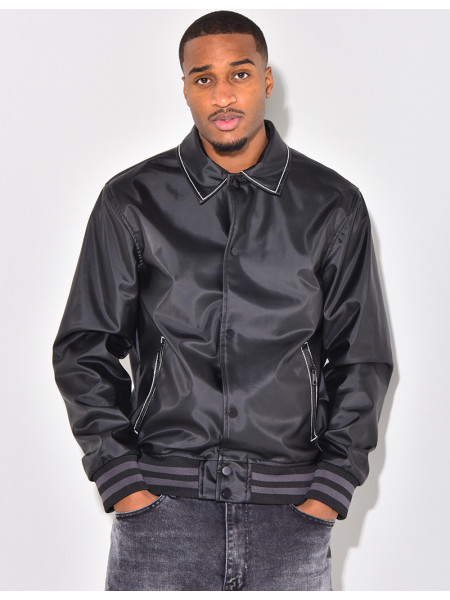 Veste en similicuir avec un visage dans le dos