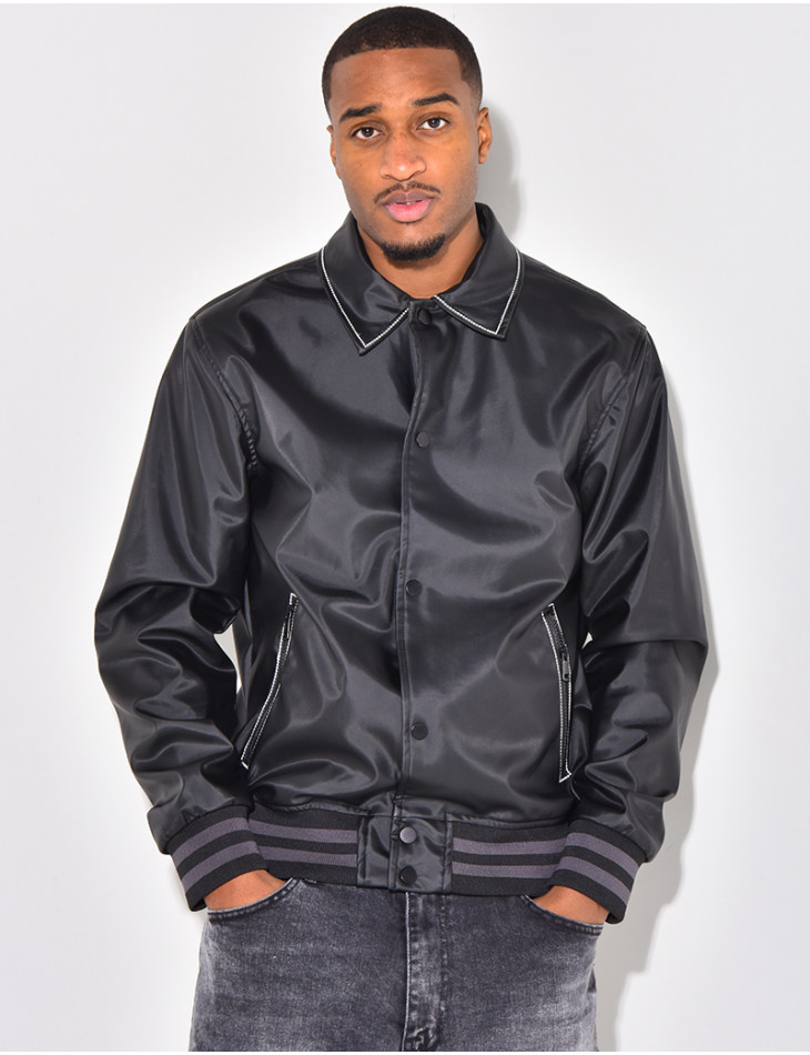 Veste en similicuir avec un visage dans le dos