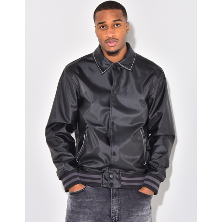 Veste en similicuir avec un visage dans le dos