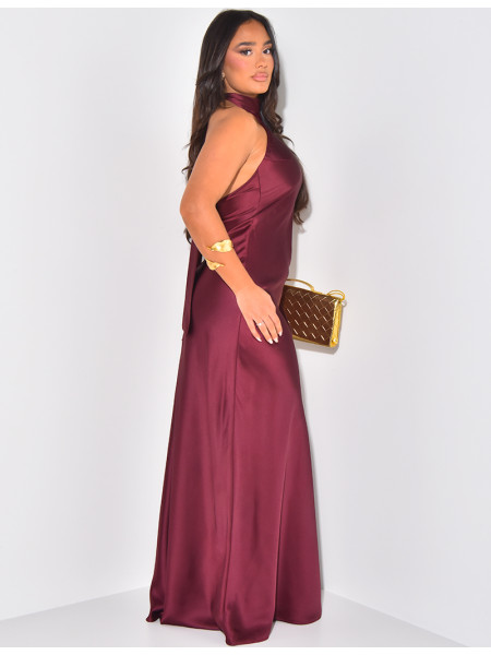 Langes rückenfreies Satinkleid