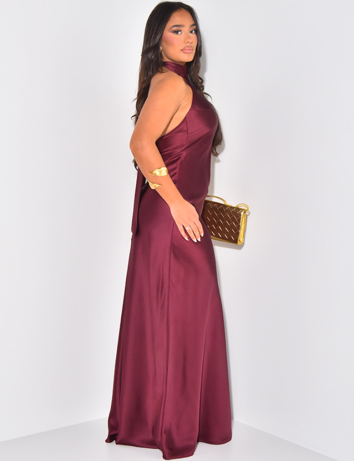 Langes rückenfreies Satinkleid