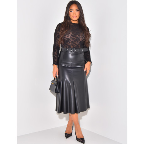 Mittellanger Faltenrock aus Kunstleder mit Gürtel.