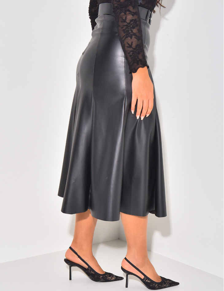 Mittellanger Faltenrock aus Kunstleder mit Gürtel.