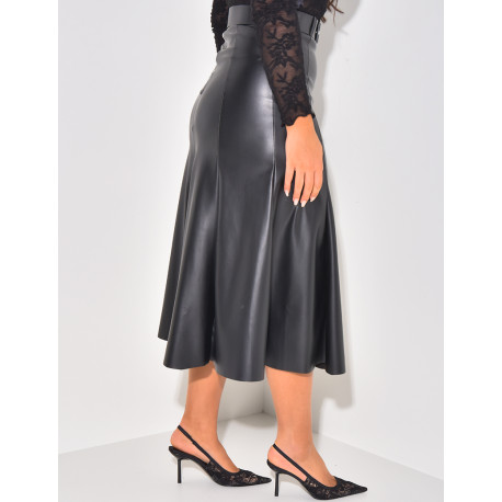 Mittellanger Faltenrock aus Kunstleder mit Gürtel.