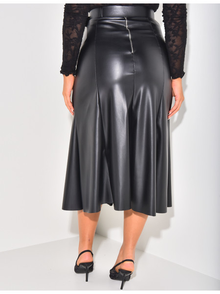 Mittellanger Faltenrock aus Kunstleder mit Gürtel.