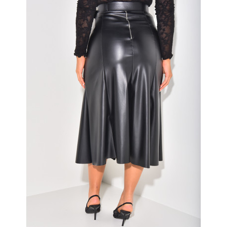 Mittellanger Faltenrock aus Kunstleder mit Gürtel.