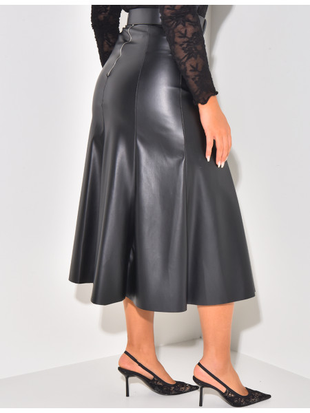 Mittellanger Faltenrock aus Kunstleder mit Gürtel.