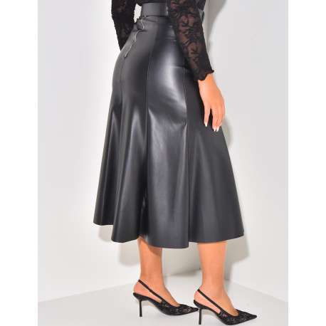 Mittellanger Faltenrock aus Kunstleder mit Gürtel.