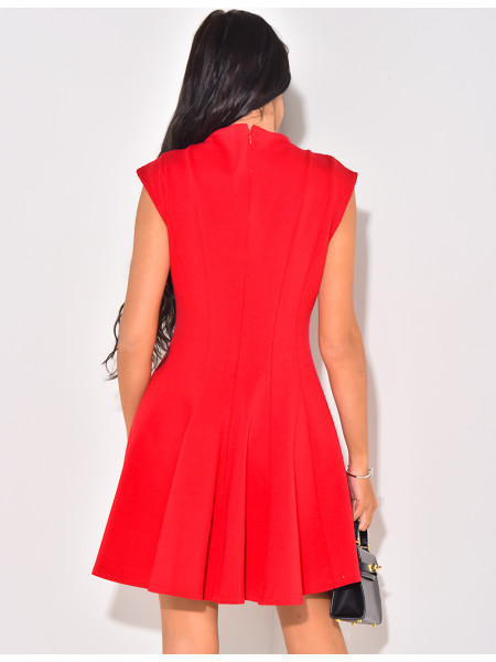 Kurzes ärmelloses Kleid mit Plissee