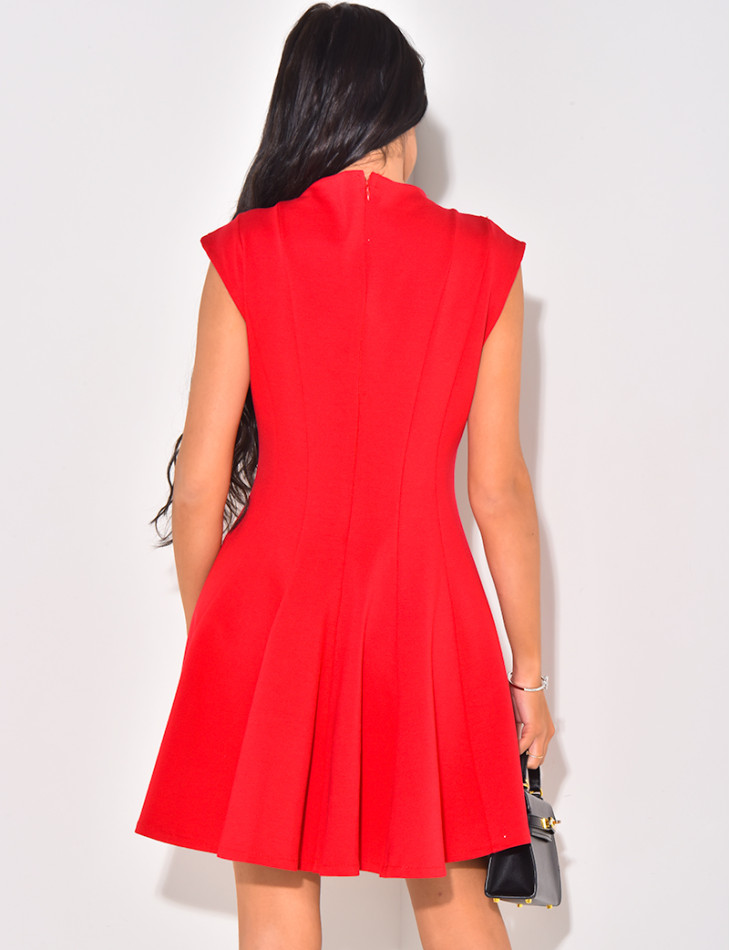 Kurzes ärmelloses Kleid mit Plissee