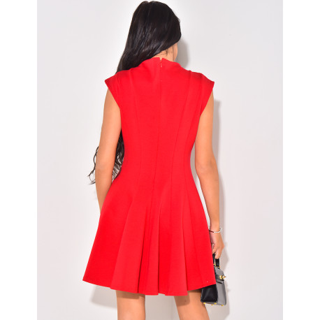 Kurzes ärmelloses Kleid mit Plissee