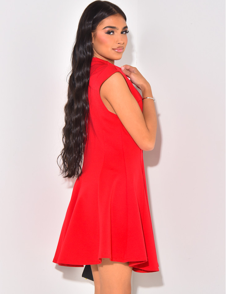 Kurzes ärmelloses Kleid mit Plissee