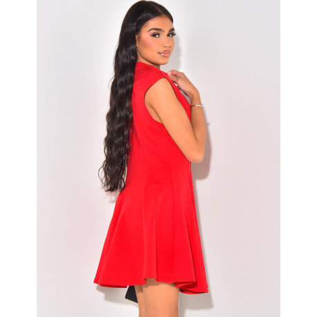 Kurzes ärmelloses Kleid mit Plissee