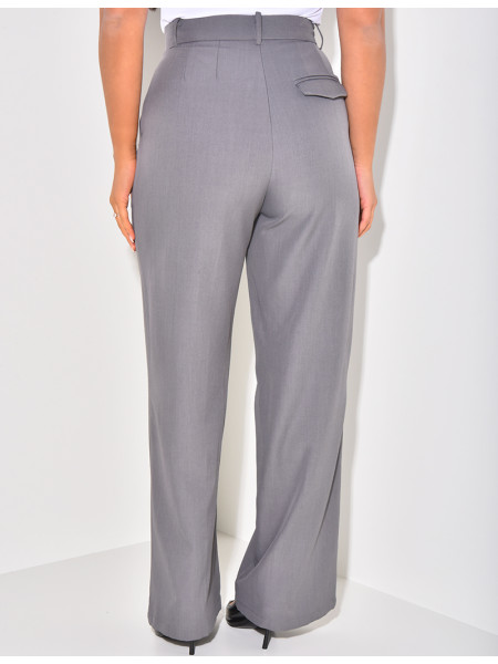 Hoch taillierte Anzughose mit Puff-Effekt.