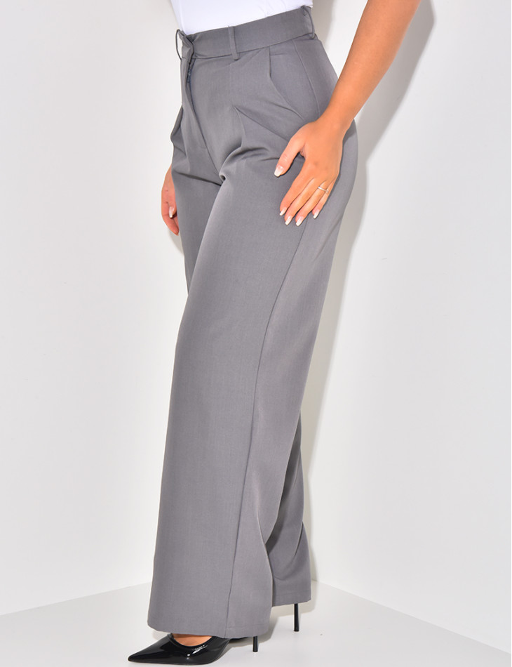 Hoch taillierte Anzughose mit Puff-Effekt.