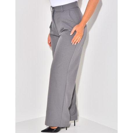 Hoch taillierte Anzughose mit Puff-Effekt.