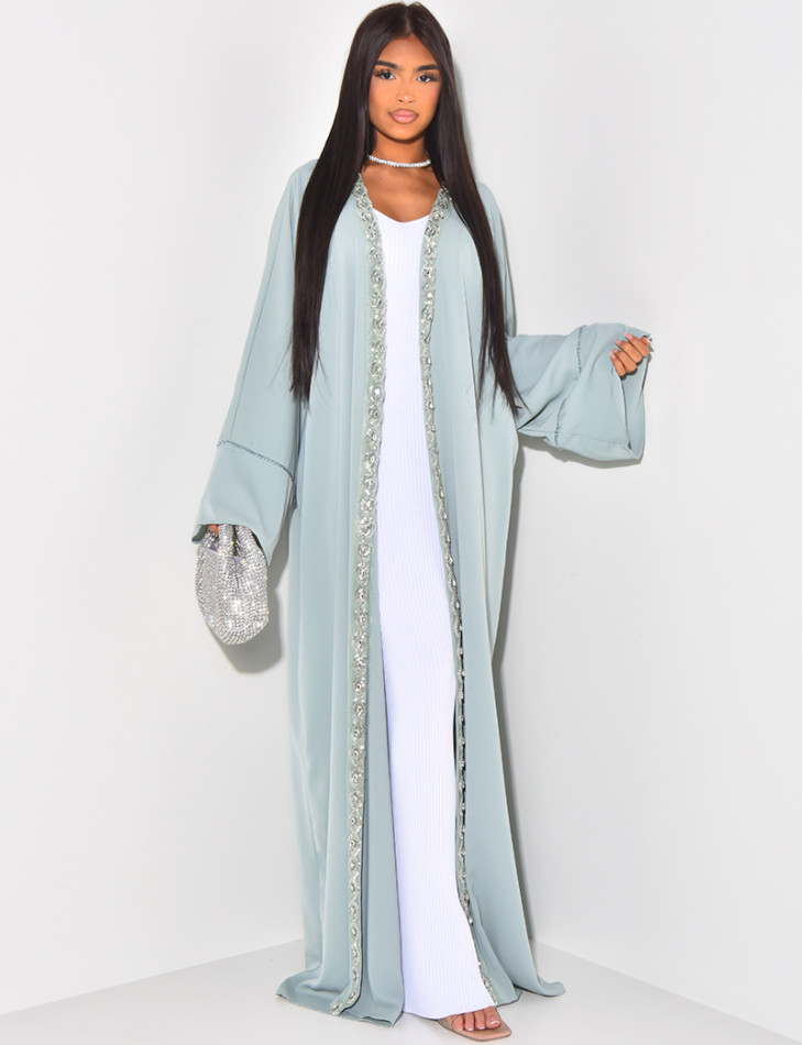 Langer Kimono aus Voile mit perlen- und strassverzierten Bordüren.