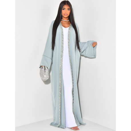 Langer Kimono aus Voile mit perlen- und strassverzierten Bordüren.