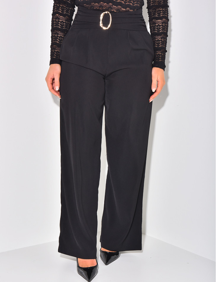 Hochtaillierte Hose mit goldenem Gürtel