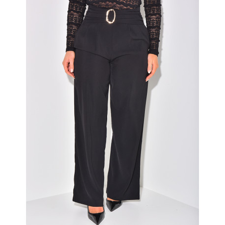 Hochtaillierte Hose mit goldenem Gürtel