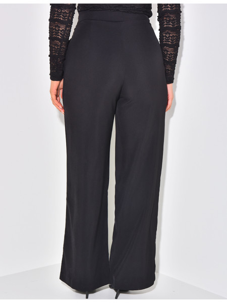 Pantalon taille haute à ceinture dorée