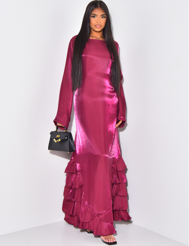 Langes Kleid aus irisierendem Stoff mit Rüschen.