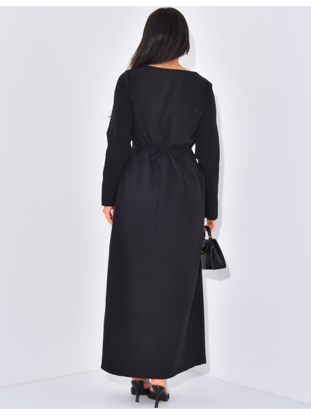 Langes Kleid mit quadratischem Ausschnitt, hinten geknöpft und gebunden