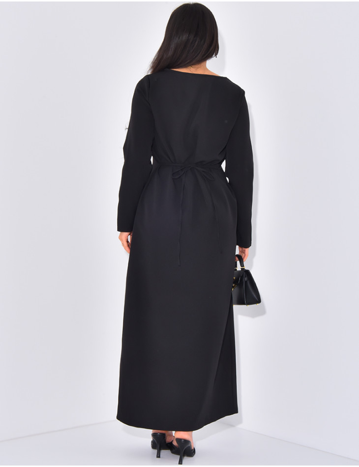 Langes Kleid mit quadratischem Ausschnitt, hinten geknöpft und gebunden