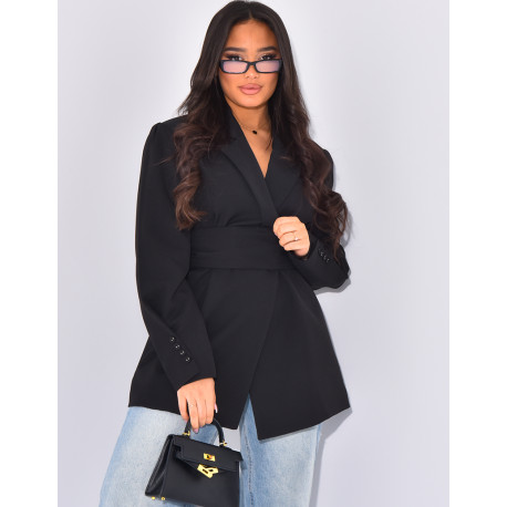 Oversize-Blazer mit breitem Gürtel und sichtbaren Knöpfen.