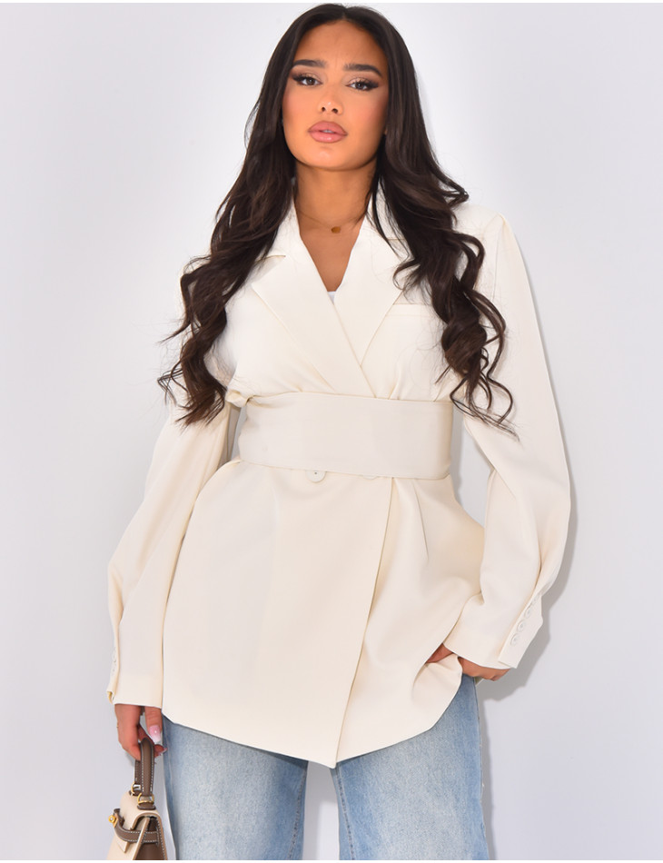 Oversize-Blazer mit breitem Gürtel und sichtbaren Knöpfen.