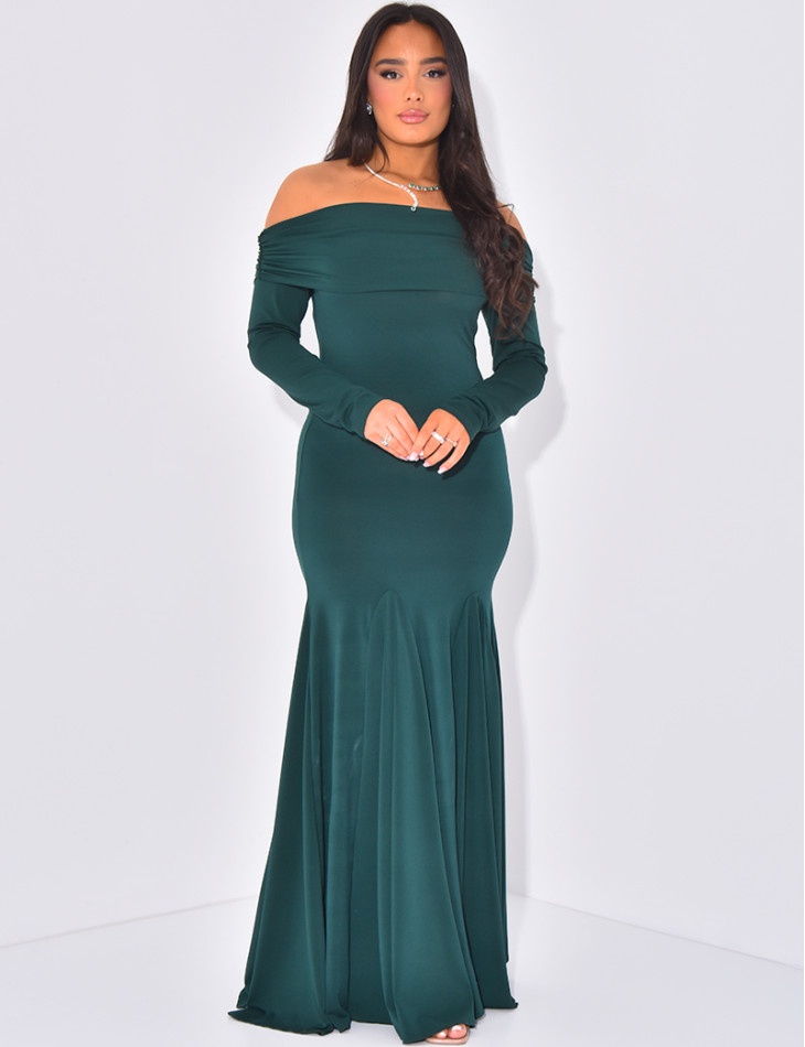 Long dress with boat neck and ruffles
