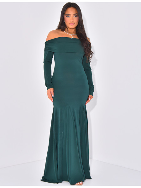 Long dress with boat neck and ruffles