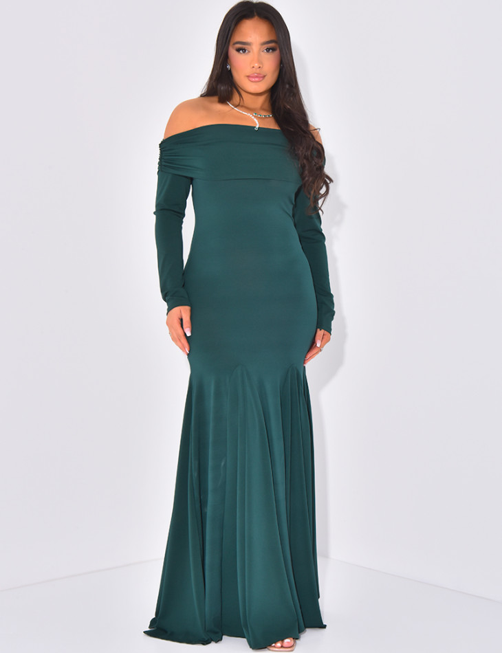 Long dress with boat neck and ruffles