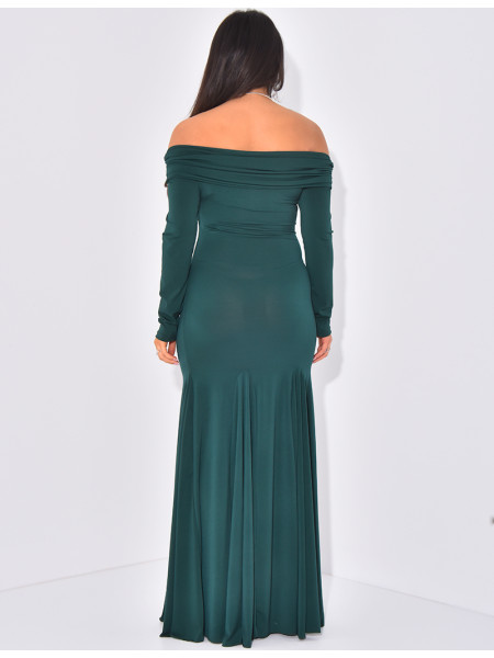 Long dress with boat neck and ruffles